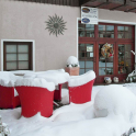 Gartenmöbel überwintern, winterfest machen - Gartenmöbeln aus Polyrattan mit Schnee bedeckt
