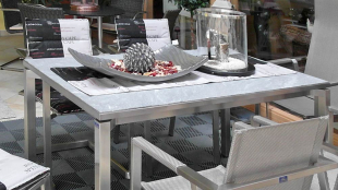 Tisch-aus-Edelstahl-und-Granit-hellgrau-Gartentisch.jpg