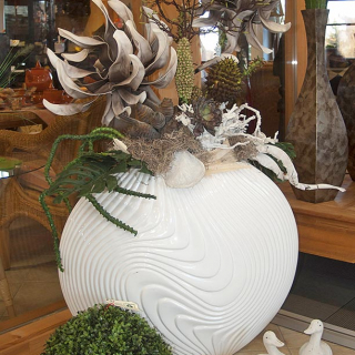 Ausgefallene Wohnaccessoires - große weiße Vase mit schön arrangierten Blumen - Deko für innen