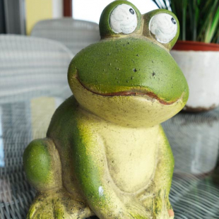Accessoires für Haus und Garten - Dekorativer Frosch aus Kermaik