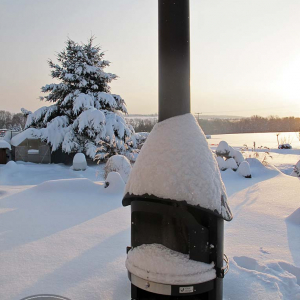 Edelstahl Aussenkamin, Gartengrill mit langer Lebensdauer im Winterschlaf